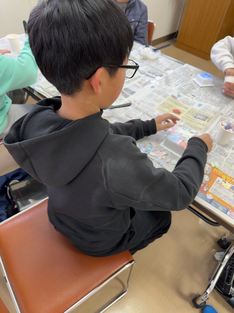 白い容器に和紙を貼りつけている